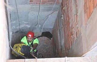 15 metrelik apartman boşluğuna düşen kediyi kurtarma...