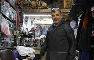 16 metrekare dükkanında mesleğini yaşatmaya çalışıyor