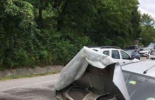 3 otomobil çarpıştı, sıkışan yaralıları itfaiye...