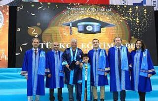 67 yaşında torunu ile birlikte diplomasını aldı