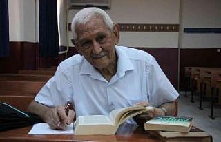 73 yaşında üniversite mezunu oldu, kep fırlattı