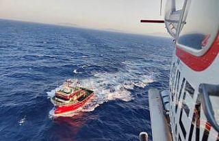 Açık denizde rahatsızlanan balıkçıya nefes kesen...