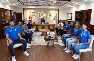 ADÜ Kadın ve Erkek Plaj Voleybolu Takımları Rektör...