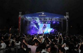 ADÜ’lü gençler ünlü sanatçı Ece Seçkin’in...