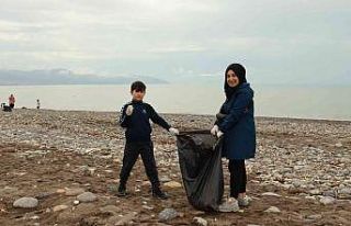 Afgan mülteciler Trabzon sahilini çöpten temizlediler