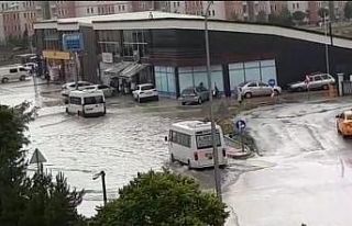 Afyonkarahisar’da sağanak yağmur yolları göle...