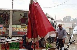 Afyonkarahisar’da şiddetli yağmur ve rüzgar hayatı...