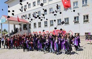 Ağrı’da öğrencilerin karne heyecanı