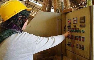 Ahşap tornaya kadın eli