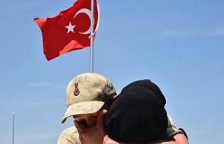 Aileleriyle kavuşan acemi askerler gözyaşlarına...