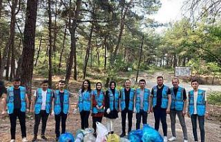 AK Gençler çevre temizliği yaptı