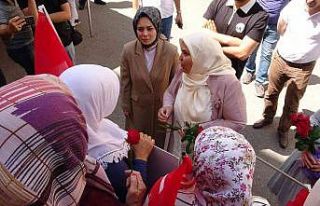 AK Parti Milletvekili Öçal, evlat nöbetindeki ailelerle...