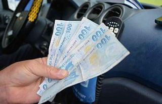 Akaryakıt istasyonunda buldukları parayı sahibine...