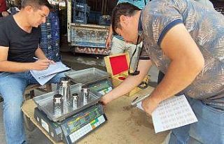 Akdeniz zabıtasından semt pazarlarında tartı kontrolü