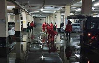 AKUT Eskişehir ekibi su basan otoparkta gece boyu...