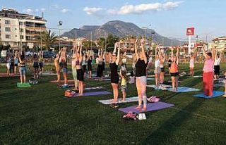 Alanya’da yoga etkinliğinde buluştular