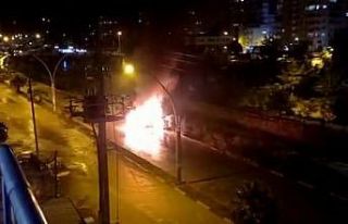 Alev topuna dönen otomobilden gelen patlama sesleri...