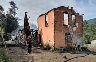 Alevlere teslim olan iki katlı ev küle döndü