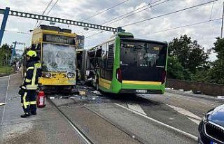 Almanya’da otobüsle tramvay çarpıştı