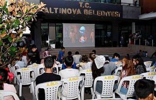 Altınova’da açık sinema keyfi