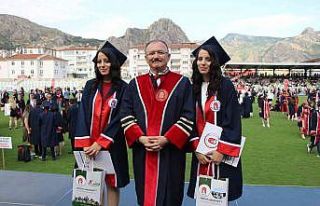 Amasyalı ikizler, üniversiteyi birinci ve ikinci...