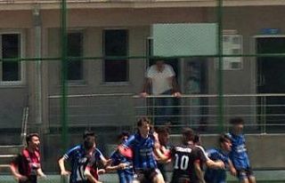 Amatör maçta önce tekmeler sonra kartlar havada...