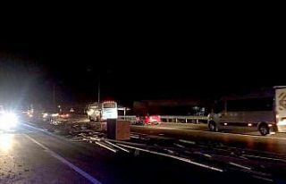 Ambulans, kamyon kasasından dökülen kerestelere...