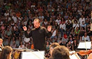 Amfi tiyatronun ilk konserine Didimliler yoğun ilgi...