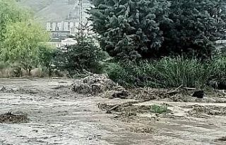 Ankara’da sağanak köylere ulaşımı engelledi