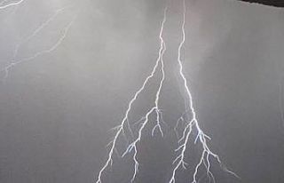 Ankara’da şimşekler geceyi aydınlattı