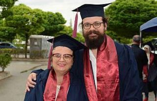 Anne ve oğlu birlikte mezuniyet sevinci yaşadı