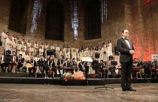 Antakya Medeniyetler Korosu, şarkılarını çocukların...