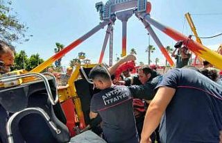 Antalya’da lunaparkta salıncak platformdan çıktı,...
