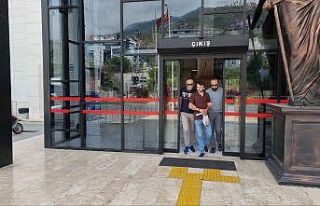 Antalya’da maskeli silahlı zincir market soyguncusu...