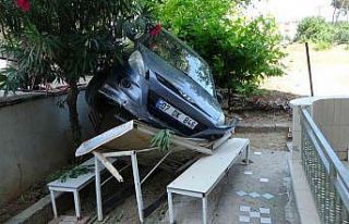 Antalya’da otomobil apartmanın bahçesindeki masanın...