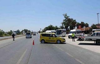 Antalya’da ticari taksiye çarpan kamyonun sürücüsü...