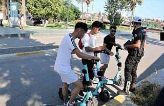 Antalya’da tramvay yolunu ve kaldırımı kullanan...