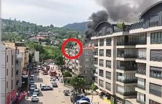 Apartmanda korkutan yangın, 3 kişi çatıda mahsur...
