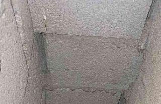 Apartmanın bacasında mahsur kalan kedi kurtarıldı