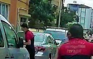 Araca giren yılan zor anlar yaşattı