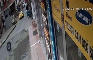 Aracın lastiği yerinden çıkıp kuaför dükkanına...