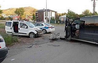 Araçlar kafa kafaya çarpıştı, 6 yaralı