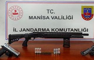 Araması bulunan şahıs silahlarla yakalandı