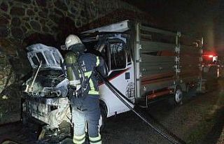Arı kovanı yüklü kamyonet alev alev yandı, arılar...