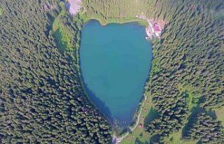 Artvin’in Şavşat ilçesindeki Karagöl her mevsim...