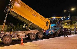 Asfaltlama çalışmasının tamamlanması için gece...