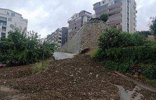 Aşırı yağışlar okul bahçesini çamurla doldurdu