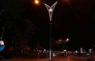 Atatürk Bulvarı’nda ışıklandırma montaj çalışmaları...