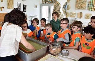 Atık kağıtlar sanata dönüşürken geri dönüşüm...