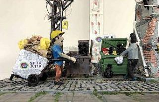 Atık malzemelerden yaptığı modellemelerden sergi...